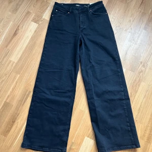 Svarta jeans, ONLY, strl XL/’’32 - Helt oanvända svarta jeans från ONLY, prislapp kvar. Storlek XL, längd 32