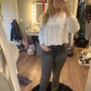 Blus ifrån Kappahl  - Vit blus ifrån Kappahl i fint men använt skick. Inga fläckar. Perfekt till middagar & festligheter. Storlek 158. 🫶🏻  69kr + frakt 🥰🥰