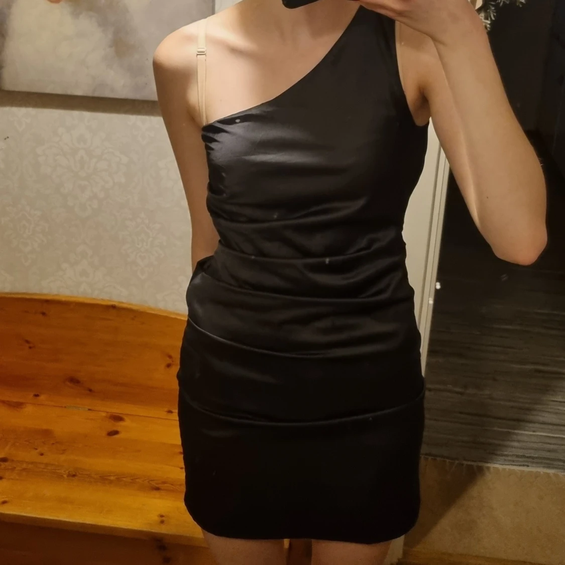 Svart satin klänning  - 90