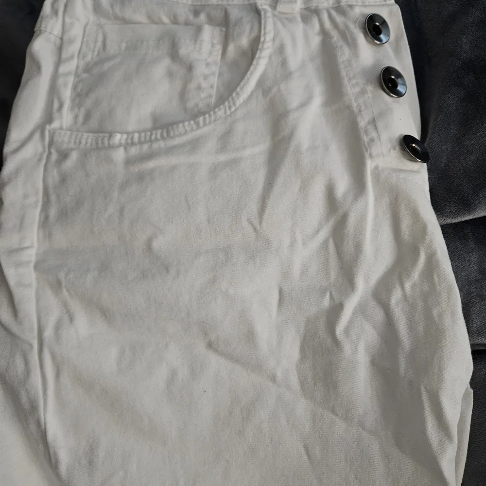 Vita shorts med knappar framtill och fickor fram och bak. . 97% bomull. Made in italy. Använda 2 ggr så nyskick. Katt finns I hemmet. Shorts.