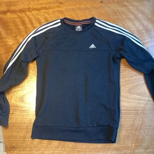 Adidas tröja, svart, xs  - En collegetröja från Adidas i storlek xs.