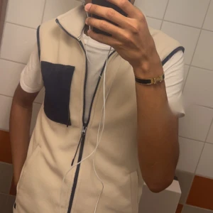 Fleece väst - Skit snygg väst som jag aldrig använt för råka beställa två och hann ej returnera inom 1 månad.. skriv vid intresse eller frågor!!