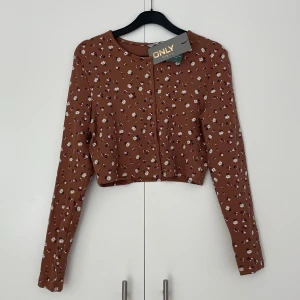 Blommig brun topp - Aldrig använd, lapp kvar. Köpt för 280kr, säljes för 70kr 🤎💗