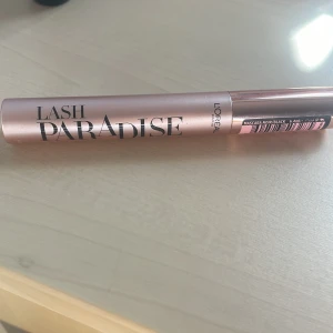 Lash paradise  - Vet ej hur många gånger den har använts för jag fick den Färg: nior black Skriv vid funderingar!
