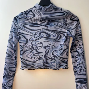 Meshtopp  - Cool meshtröja köpt här på Plick, vet ej det ursprungliga märket. Bara använd en gång av mig, den är i perfekt skick. 