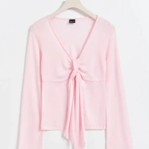 (BYTA) rosa knyttop - Byter gärna min rosa knyttop i strl. S mot en svart i strl. XS/S eftersom jag inte passar i färgen.     Aldrig använd och lappen är kvar (går dock inte att byta).    Och om någon vill mötas upp (sthlm) &byta sin rosa mot en svart berätta innan söndag