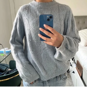 Stickad tröja - Jättefin och mysig stickad tröja! I mycket bra skick 💫 Lite oversized på mig som brukar ha XS och S.                1a bilden är lånad 