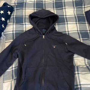 Gant-Hoodie - Säljer min Gant-Hoodie i storlek M. En skön och stilren tröja