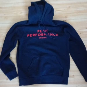 Peak performance hoodie  - Nästan oanvänd 