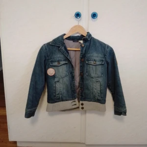 Jeans jacka  - Säljer en barn jeans jacka. Strl 134! Den är i mycket bra skick. Säljer den för 60kr + frakt 