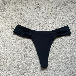 Bikiniunderdel  - Svart enkel bikini underdel från bikbok!🖤lappen är avklippta men skulle gissa på att det är i storlek S! I fint skick🥰