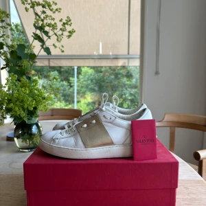 Valentino Garavani  - SÅ så så sjukt snygga valentino garavani skor med guld sträck, assååå wowwww 🌸🌸🥰 Passar som smäck till att piffa upp sin outfit lite extra båda i sommar men samt hösten som är precis bakom sommaren!! Tveka inte för att höra av dig 🤗