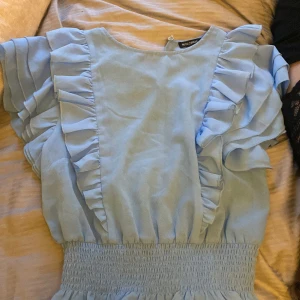 Ljusblå volangblus  - Säljer denna superfina ljusblå volangblus från Rut & circle❤️