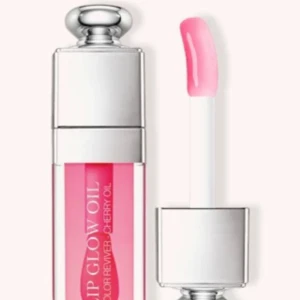 Dior lip oil - Hej Säljer nu mitt helt nya dior lip oil i färgen 007 som är en väldigt fin och somrig färg. Den är alldrig använd utan har bara stått. 
