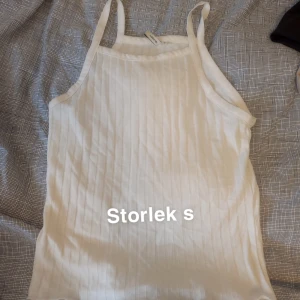 Linne  - Säljer ett linne från Nelly strl S, bra skick! Säljer den för 30kr + frakt! 