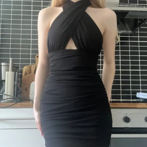 Svart klänning zara - Jättefin svart klänning med halterneck från zara🌸 den är aldrig använd så helt i nyskick med prislapp kvar🩷Halternecken kan knytas på två olika sätt🩷 