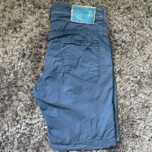 Jacob Cohen shorts - Säljer nu dessa sjukt snygga Jacob Cohen shorts, nypriset ligger på ca 2,7 tusen. Skick 7/10.