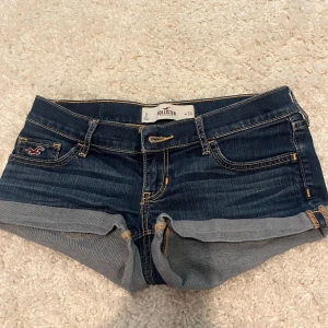 Lågmidjade Hollister shorts - Lågmidjade Hollister shorts i storlek w24💕 Sitter supersnyggt på! 