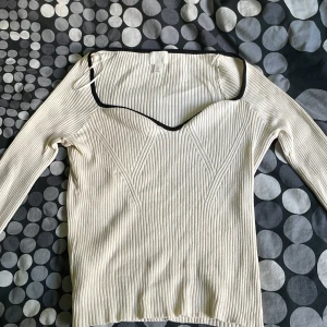 Ribbad tröja - En svart och vit ribbad tröja. Aldrig använd och helt ny. 