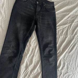 Nudie Jeans  - Tjena! Säljer nu ett par nudie jeans, som inte passade mig riktigt, och sedan dess bara legat i garderoben. Ny tvättad och klar och knappt använd. Storleken är 32/34 som ni ser i bild 3. Kontakta mig om det är något🤗