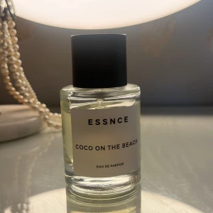 ESSNCE-Coco on the beach  - ESSNCE parfym ”Coco on the beach”. Använd några få gånger cirka 90% kvar av innehållet, säljer pga doften inte passade mig.