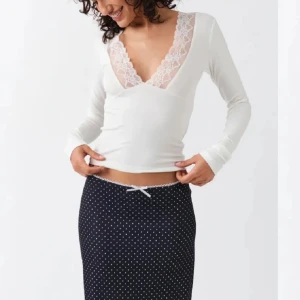 Vitt topp från ginatricot - Hej, säljer nu min fina tröja då den tyvärr inte passade mig riktigt men den har prislappen kvar då jag aldrig andvänt den💗