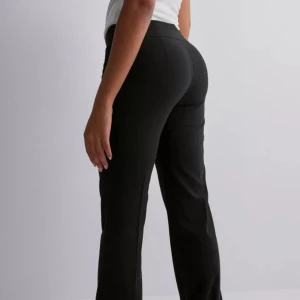 KOSTYMBYXOR - Svarta kostymbyxor i superfint skick! Tar emot lägre bud. 🖤