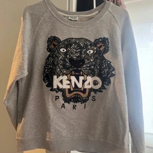 Äkta kenzo tröja  - Jätte fin  Äldre modell  Storlek L 