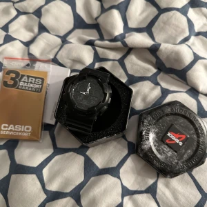 G-Shock klocka - G-Shock klocka perfekt för dig som ska göra lumpen Fungerar utmärkt köpt för ett år sen så 2 års garanti kvar. Nypris 1799  Många funktioner, som timer, alarm, klockan i andra länder, upplysningsfunktion