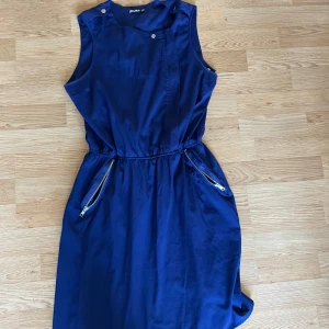 Klänning - Marinblå klänning med dragkedjor