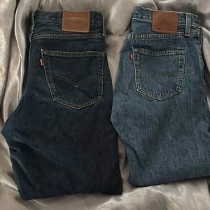 Hej säljer 2 stycken Levis jeans båda är i väldigt bra skick cond 9/10. Mörkblå är i storleken w30 och L32 och dom ljusblå är w30 och L30 nypris på dom ljus blåa är 1299 och mörkblå 999. 250 styck eller 450 med båda Hör av dig om du har några frågor.