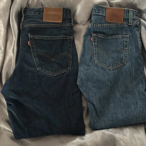 Levis jeans - Hej säljer 2 stycken Levis jeans båda är i väldigt bra skick cond 9/10. Mörkblå är i storleken w30 och L32 och dom ljusblå är w30 och L30 nypris på dom ljus blåa är 1299 och mörkblå 999. 250 styck eller 450 med båda Hör av dig om du har några frågor.