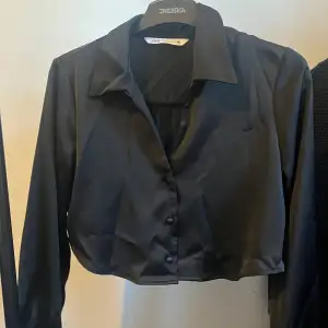 Kort Zara svart skjorta/blus, storlek S