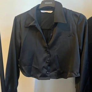 Zara skjorta - Kort Zara svart skjorta/blus, storlek S