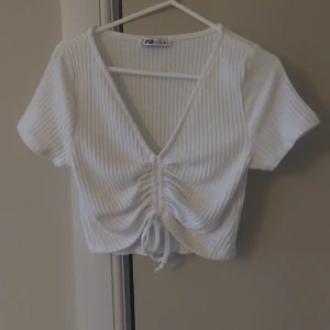 Vit topp - En sommrig vit topp som aldrig har blivit använd 🏖💞 Storlek M men funkar på mig som är S