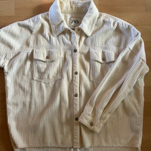Skjorta/Overshirt Zara - Manchester skjorta/overshirt från Zara. Bra skick och strlk XS.