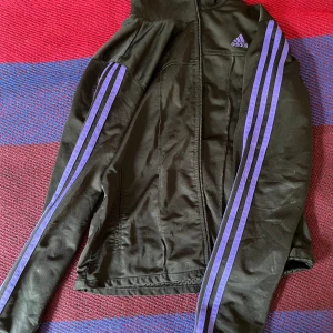 Svart adidaskofta med lila ränder  - Priset kan diskuteras