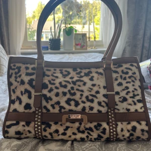 Vintage väska - Vintage leopard väska från Guess. Aldrig använd. Pris kan diskuteras vid snabb affär.