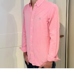 Ralph lauren skjorta - Säljer nu denna fräscha Ralph skjortan som är i topp skick och är i storlek S. Nypris på denna ca 1600 och jag säljer för 770!!. Skriv gärna vid funderingar. 