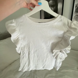 jätte fin volang tröja från zara!! - säljer denna jätte fina volang tröjan ifrån zara som var jätte modern för ett tag sedan säljer därav den är förstor och inte kommer till användning!💗 säljer för 120kr strl: M