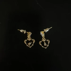 Guldörhängen från En Route Jewelry - 18k guldpläterad mässing. Nypris 308kr. Nästan helt oanvända :)