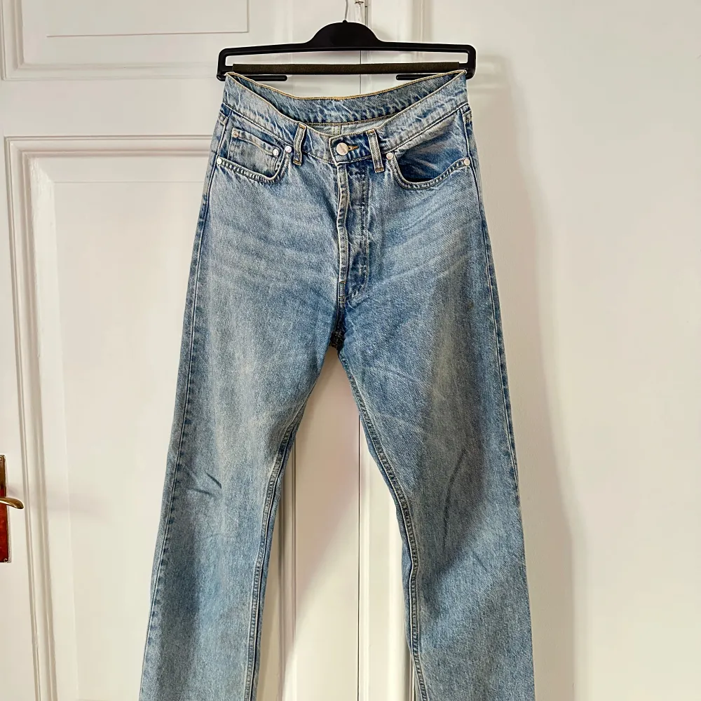 Världens snyggaste och skönaste jeans ifrån Djerf Avenue🩷 sparsamt använda och inga slitningar. Jeans & Byxor.