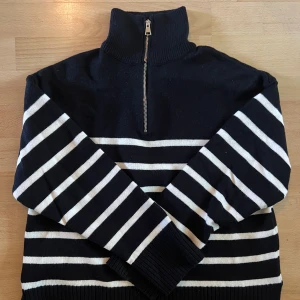 Halfzip Zara - Halfzip från zara. Inte min stil längre men annars super fin och så otroligt mjuk. I bra skick och strlk S. Pris går att diskutera 