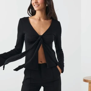 Svart topp  - Topp från Gina tricot, använd 1 gång så precis som ny! Säljer då den inte kommer till användning. Nypris 299kr 