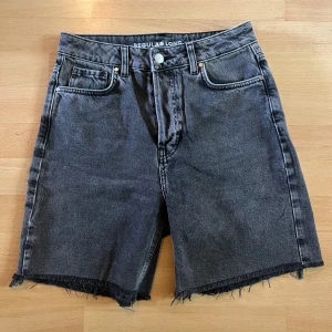 Jeansshorts  - Svart/gråa jeansshorts från carlings (never denim) i strlk M. 