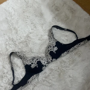 Helt ny mörkblå intimissimi bh!💖💖 - Jag köpte den online men kunde inte returnera (den va för liten för mig) den är i storlek 70b (den minsta storleken) jag har använt den 1 gång men sen insåg att det inte gick! Den är nytvättad och har inga problem. Jag kan diskutera pris 💖 (np:500kr)