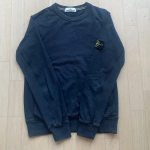 Stone island sweatshirt  - Stone island sweatshirt i mycket bra skick. Inga fläckar eller hål. Storlek M. 