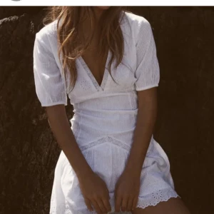 Zara klänning - Säljer denna oanvända zaraklänning!