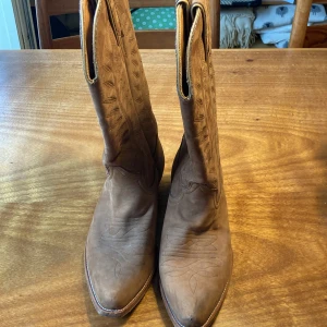 Cowboyboots, storlek 39/40 - Ett par cowboyboots i storlek 39/40. Fint skick. 