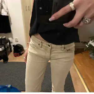 lågmidjade beiga Ralph lauren jeans som är skit snygga. Gör en intressekoll. Bara att höra av sig vid fler frågor osv🩷🩷